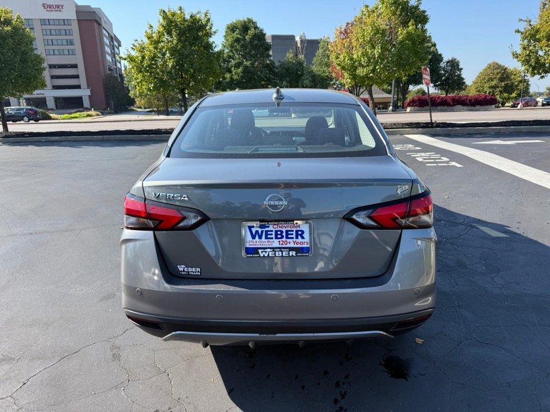 Nissan Versa Vehicle Full-screen Gallery Image 5