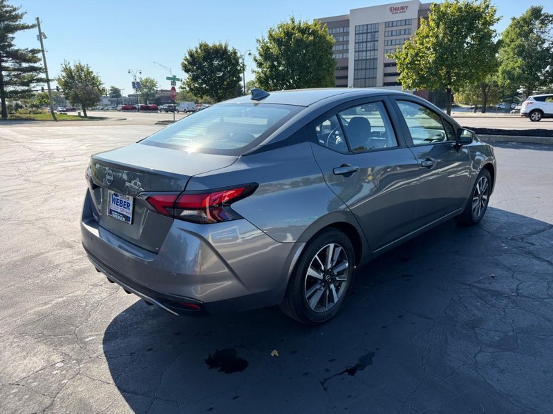 Nissan Versa Vehicle Full-screen Gallery Image 6