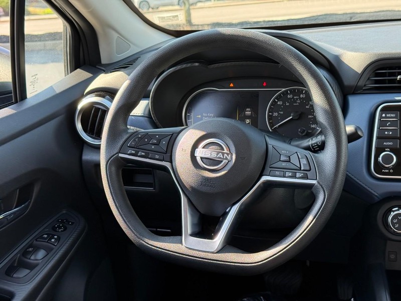 Nissan Versa Vehicle Full-screen Gallery Image 11