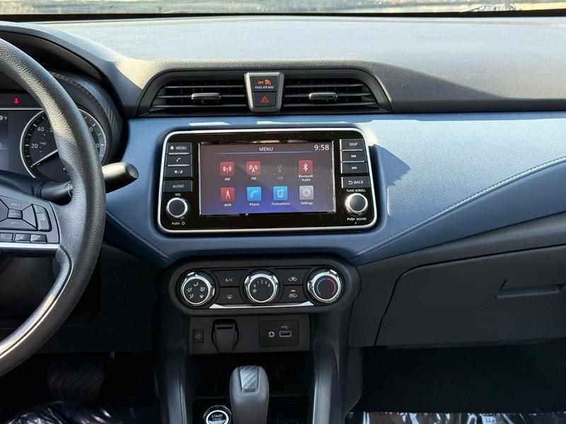 Nissan Versa Vehicle Full-screen Gallery Image 12