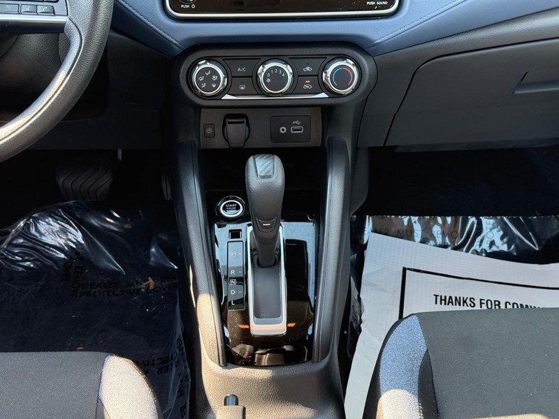 Nissan Versa Vehicle Full-screen Gallery Image 14