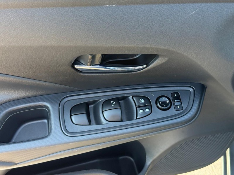Nissan Versa Vehicle Full-screen Gallery Image 15