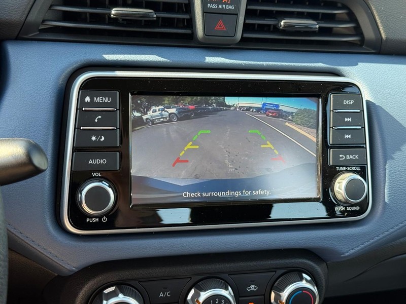 Nissan Versa Vehicle Full-screen Gallery Image 20