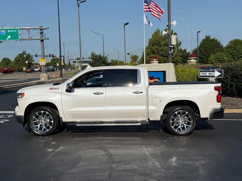 Chevrolet Silverado 1500 Vehicle Full-screen Gallery Image 2