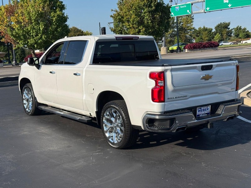 Chevrolet Silverado 1500 Vehicle Full-screen Gallery Image 3
