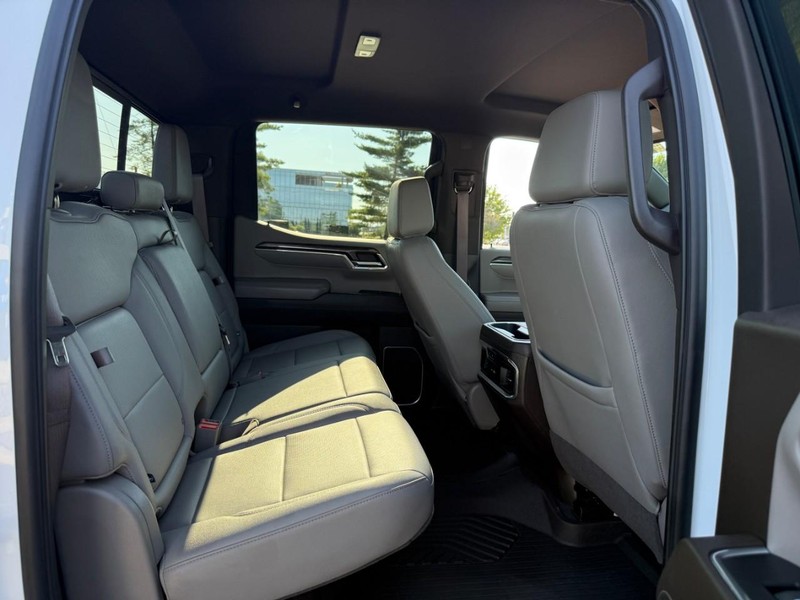 Chevrolet Silverado 1500 Vehicle Full-screen Gallery Image 10