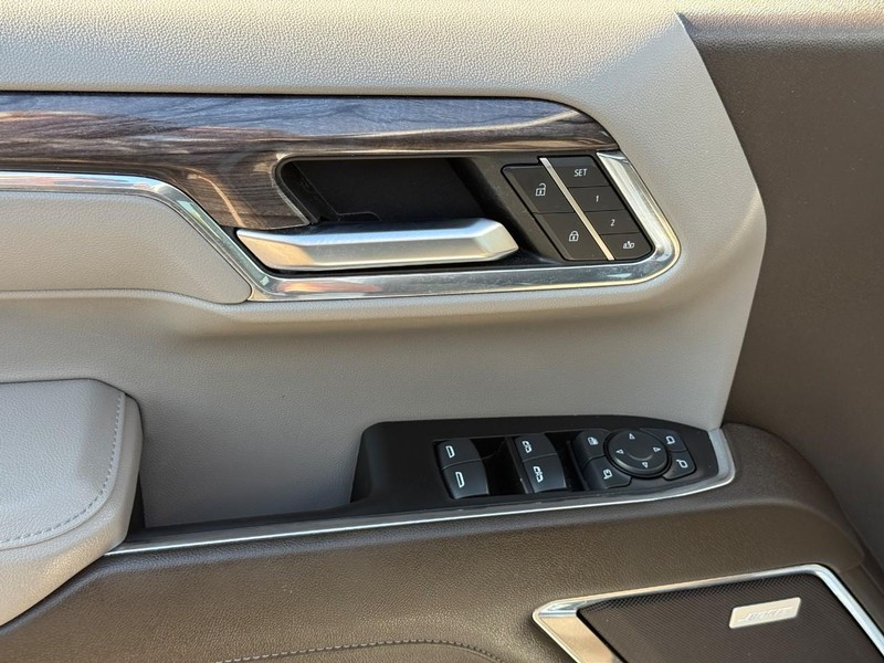 Chevrolet Silverado 1500 Vehicle Full-screen Gallery Image 15