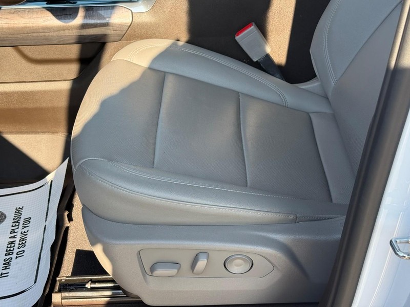 Chevrolet Silverado 1500 Vehicle Full-screen Gallery Image 17