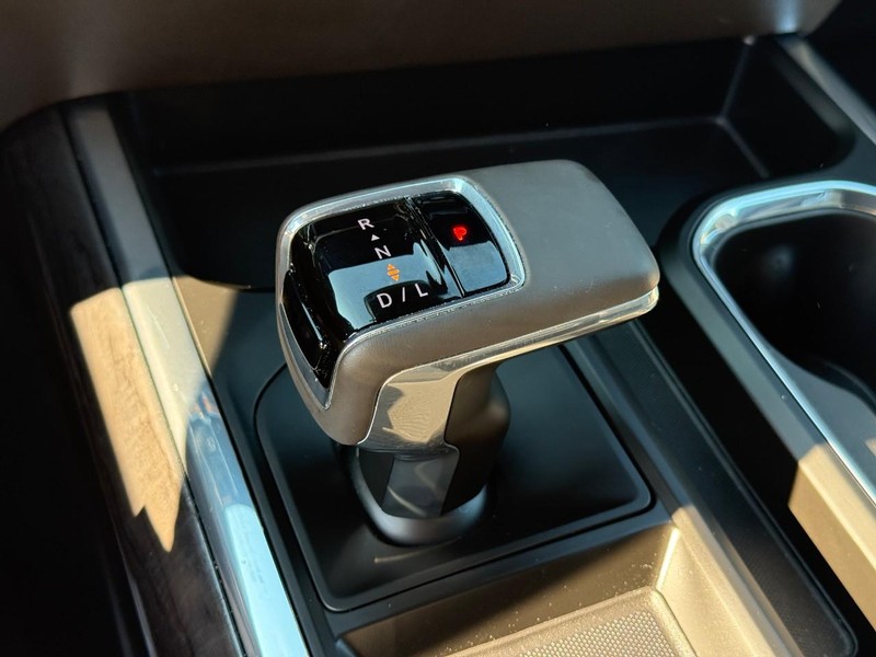 Chevrolet Silverado 1500 Vehicle Full-screen Gallery Image 21