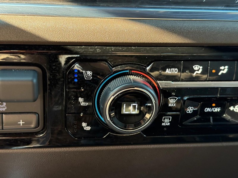Chevrolet Silverado 1500 Vehicle Full-screen Gallery Image 22