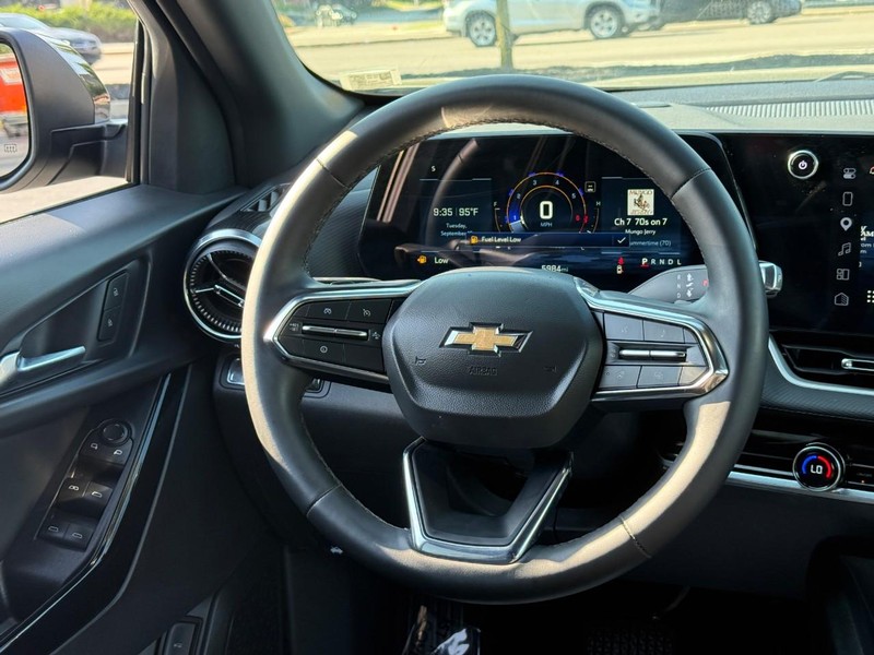 Chevrolet Equinox Vehicle Full-screen Gallery Image 12