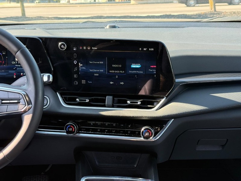 Chevrolet Equinox Vehicle Full-screen Gallery Image 13