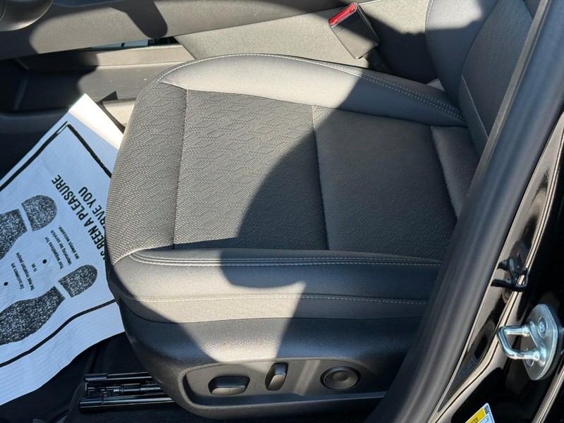 Chevrolet Equinox Vehicle Full-screen Gallery Image 16