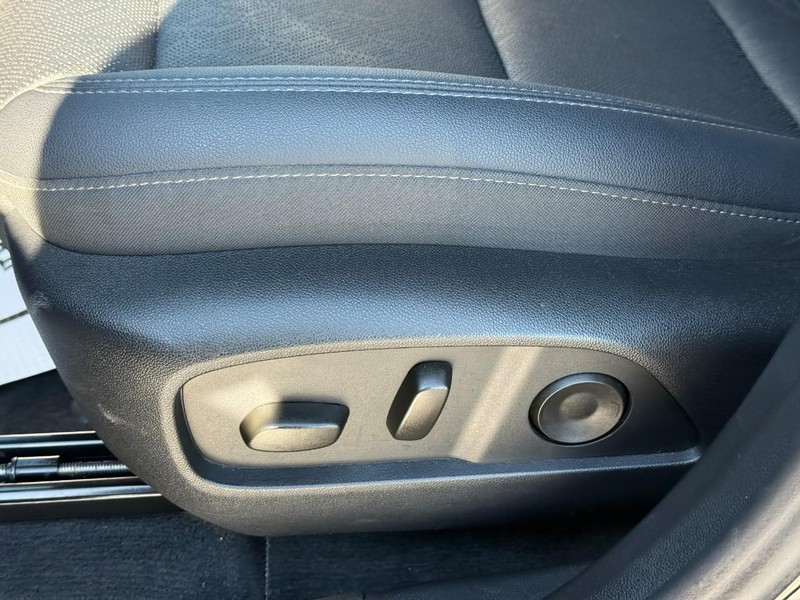 Chevrolet Equinox Vehicle Full-screen Gallery Image 17