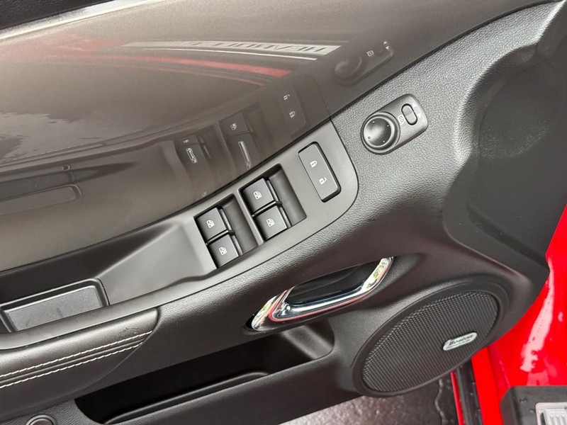 Chevrolet Camaro Vehicle Full-screen Gallery Image 12