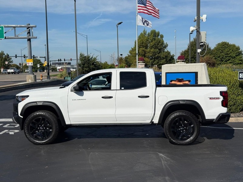 Chevrolet Colorado Vehicle Full-screen Gallery Image 2