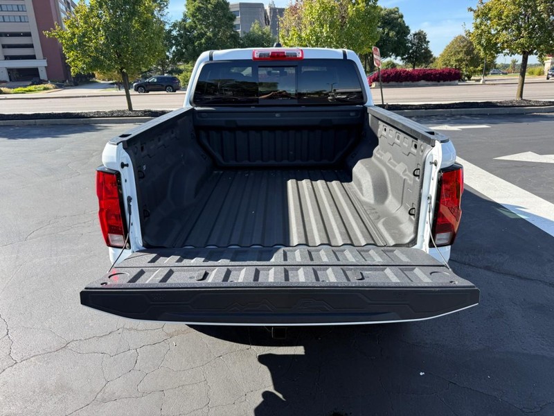 Chevrolet Colorado Vehicle Full-screen Gallery Image 6