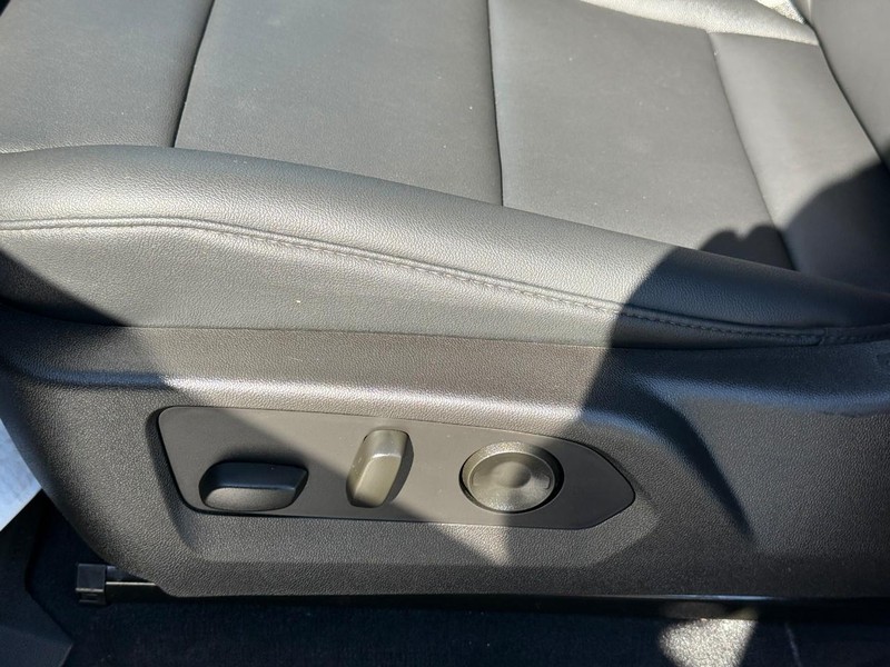 Chevrolet Colorado Vehicle Full-screen Gallery Image 19