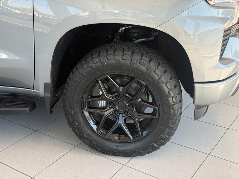 Chevrolet Silverado 1500 Vehicle Full-screen Gallery Image 3