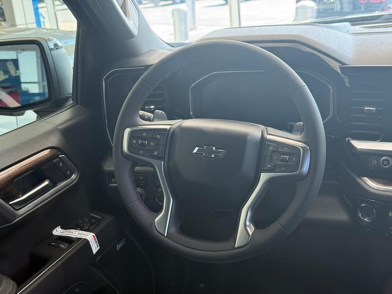 Chevrolet Silverado 1500 Vehicle Full-screen Gallery Image 15
