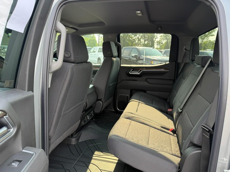 Chevrolet Silverado 1500 Vehicle Full-screen Gallery Image 4