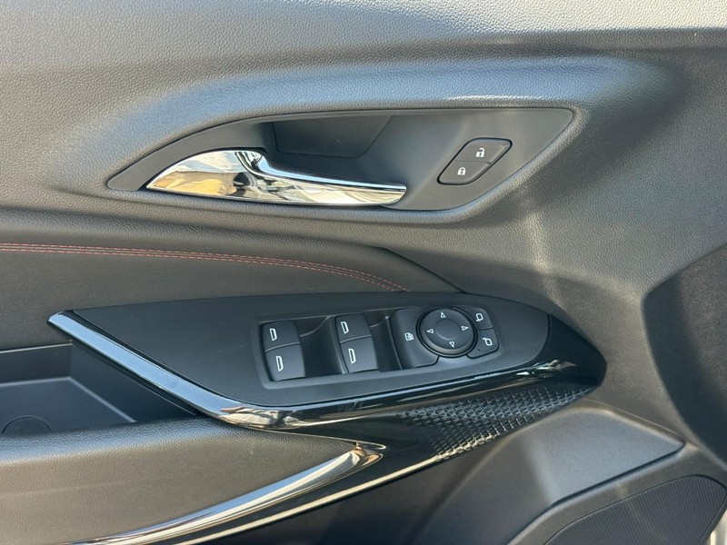 Chevrolet Trax Vehicle Full-screen Gallery Image 9