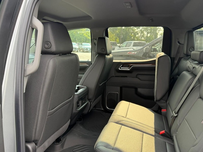 Chevrolet Silverado 1500 Vehicle Full-screen Gallery Image 4