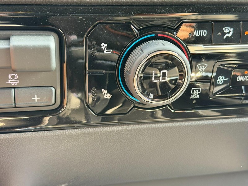 Chevrolet Silverado 1500 Vehicle Full-screen Gallery Image 13