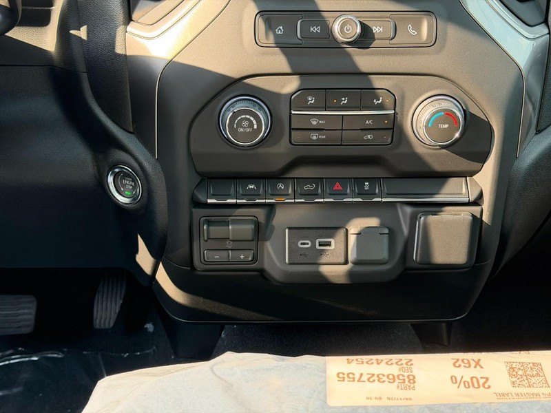 Chevrolet Silverado 1500 Vehicle Full-screen Gallery Image 8