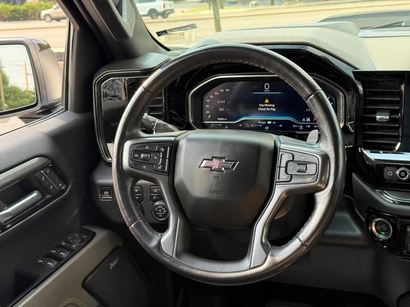 Chevrolet Silverado 1500 Vehicle Full-screen Gallery Image 13