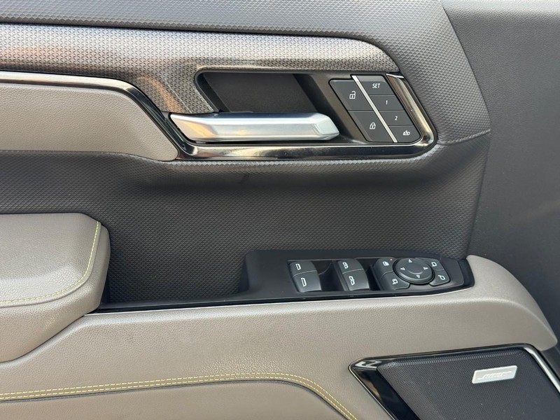 Chevrolet Silverado 1500 Vehicle Full-screen Gallery Image 16