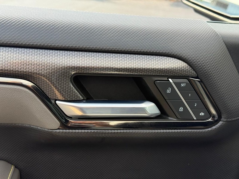 Chevrolet Silverado 1500 Vehicle Full-screen Gallery Image 17