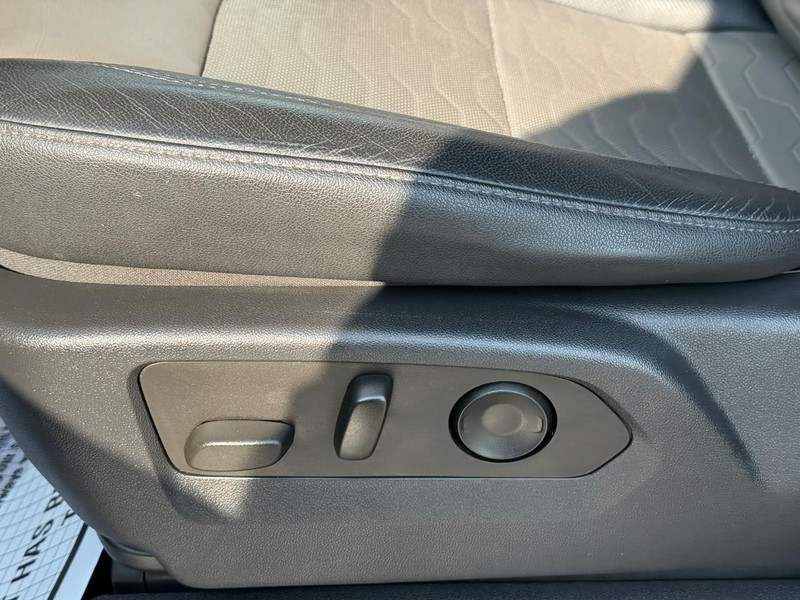 Chevrolet Silverado 1500 Vehicle Full-screen Gallery Image 19