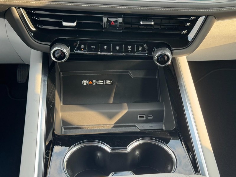 Chevrolet Tahoe Vehicle Full-screen Gallery Image 12
