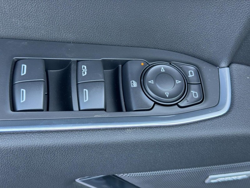 Chevrolet Silverado 1500 Vehicle Full-screen Gallery Image 12