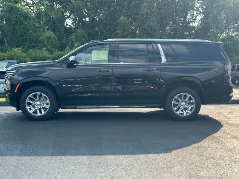 Chevrolet Suburban Vehicle Full-screen Gallery Image 2
