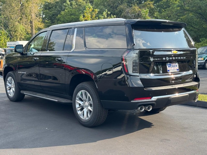 Chevrolet Suburban Vehicle Full-screen Gallery Image 3