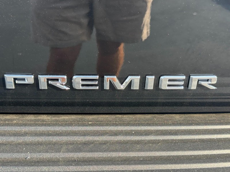 Chevrolet Suburban Vehicle Full-screen Gallery Image 4