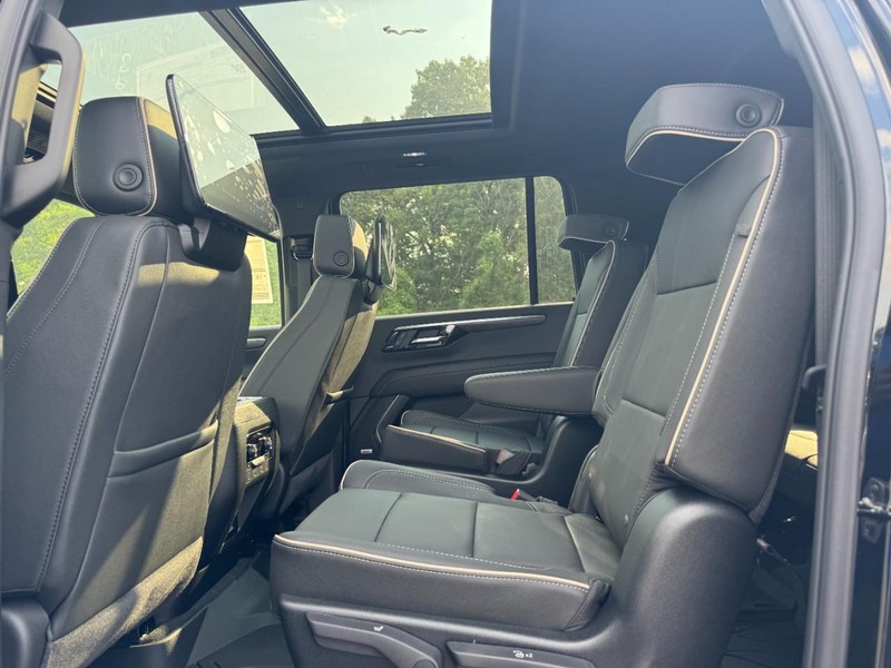 Chevrolet Suburban Vehicle Full-screen Gallery Image 6