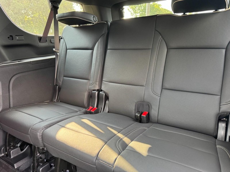 Chevrolet Suburban Vehicle Full-screen Gallery Image 7