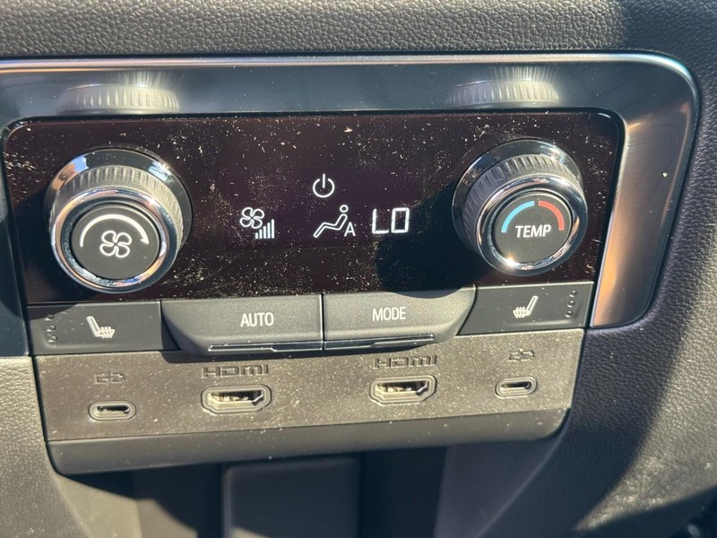 Chevrolet Suburban Vehicle Full-screen Gallery Image 8