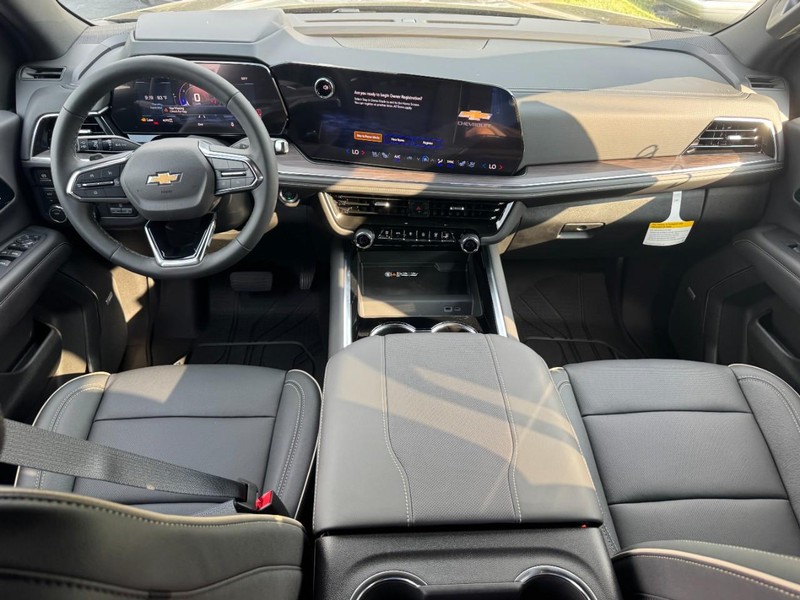 Chevrolet Suburban Vehicle Full-screen Gallery Image 9