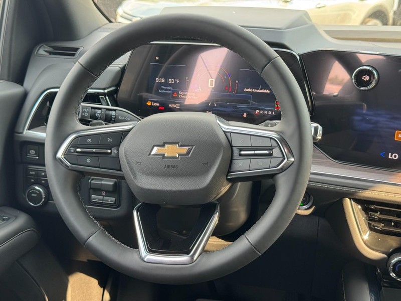 Chevrolet Suburban Vehicle Full-screen Gallery Image 10