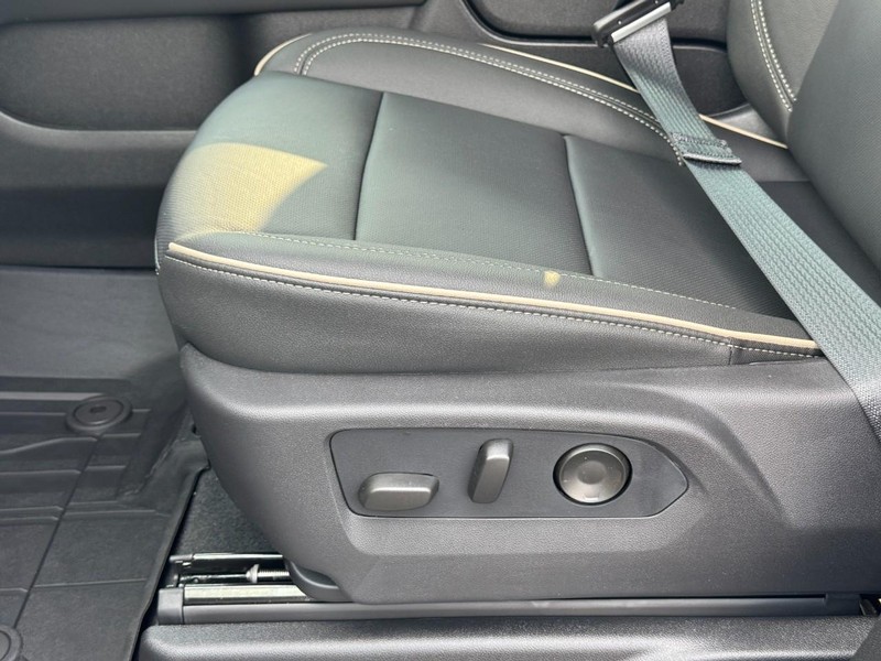 Chevrolet Suburban Vehicle Full-screen Gallery Image 12