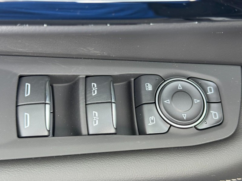 Chevrolet Suburban Vehicle Full-screen Gallery Image 13