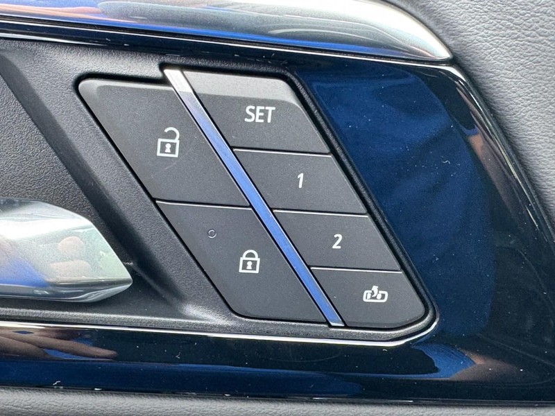 Chevrolet Suburban Vehicle Full-screen Gallery Image 14