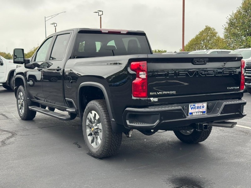 Chevrolet Silverado 2500HD Vehicle Full-screen Gallery Image 3