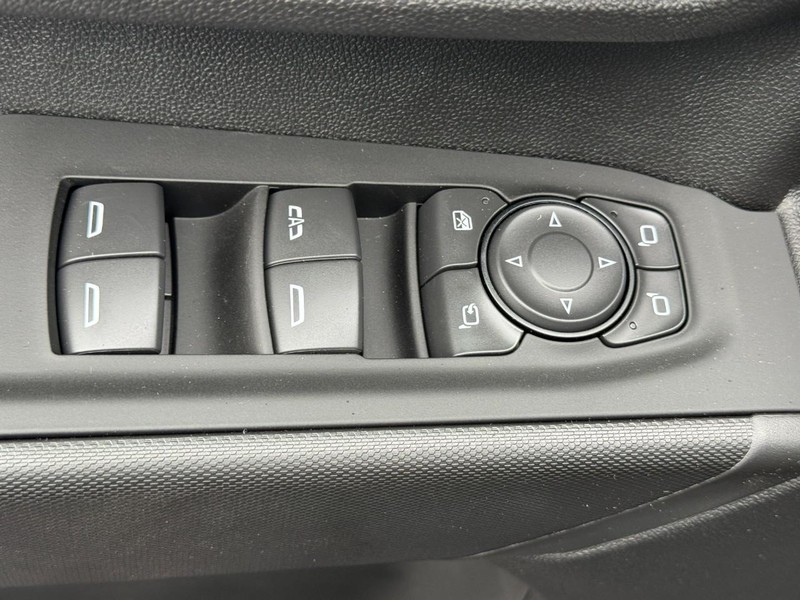 Chevrolet Silverado 2500HD Vehicle Full-screen Gallery Image 12