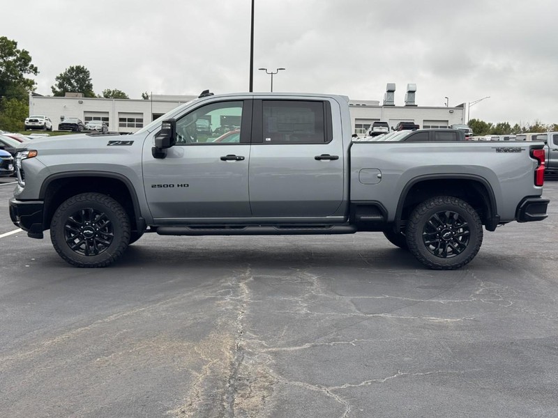 Chevrolet Silverado 2500HD Vehicle Full-screen Gallery Image 2