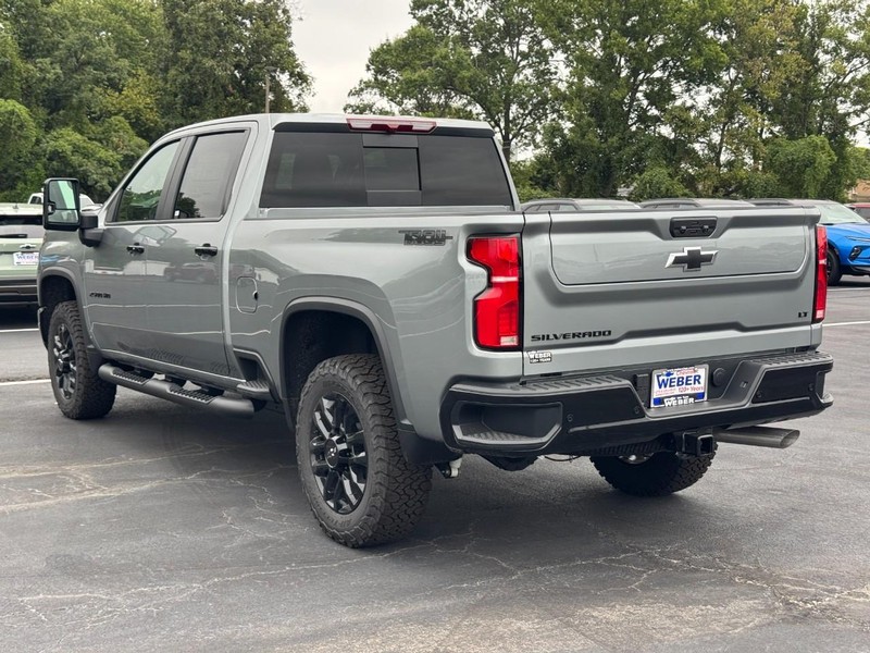 Chevrolet Silverado 2500HD Vehicle Full-screen Gallery Image 3